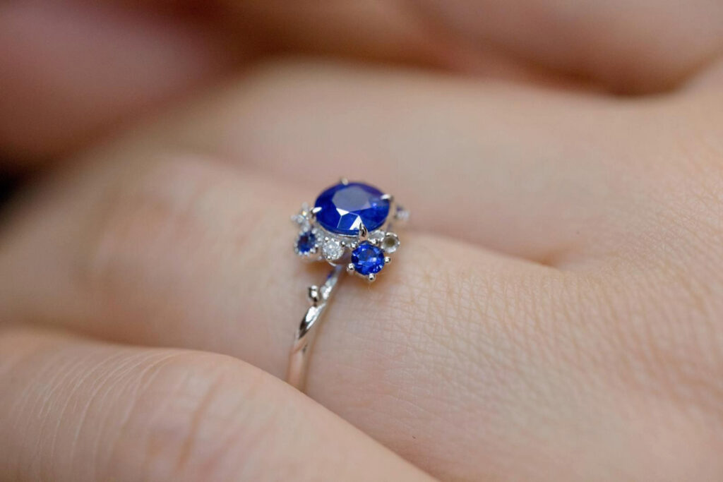 Blue sapphire with white gold (18k)